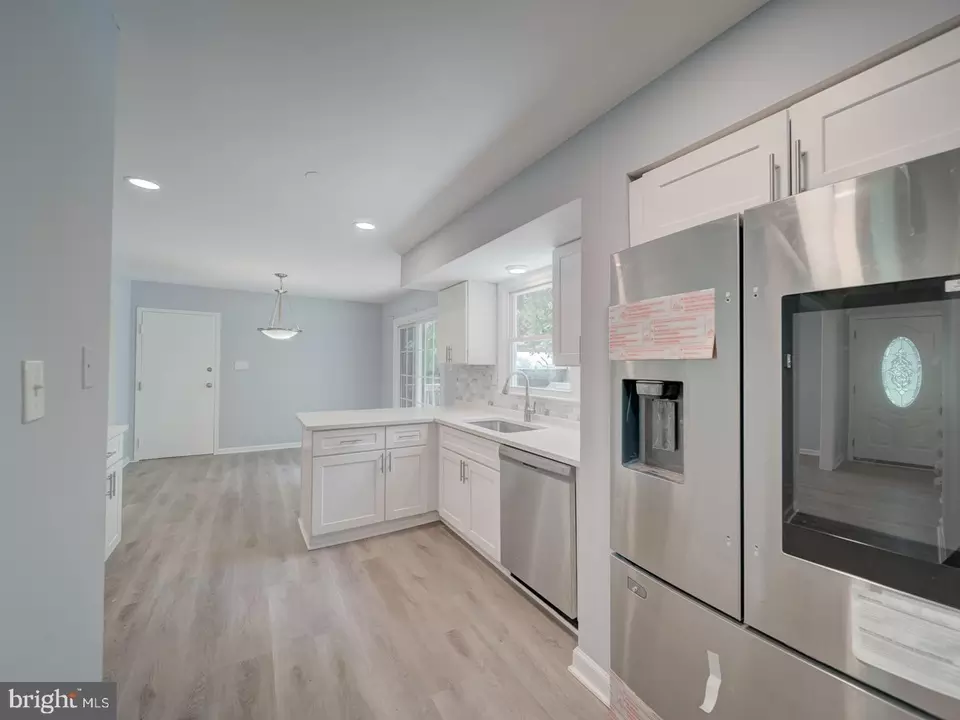 Entry Way - 7207 Robin Hood Dr, Marlboro, MD 20772 photo 3 of 9