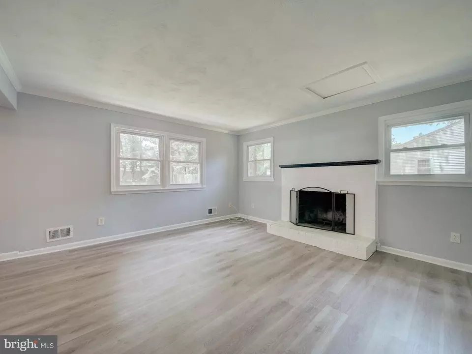 Living - 7207 Robin Hood Dr, Marlboro, MD 20772 photo 9 of 11