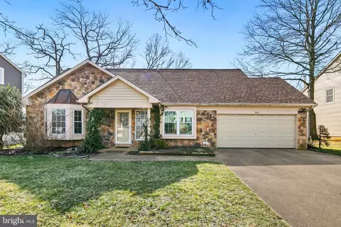 10011 Treetop Ln, Lanham, MD 20706 photo 2