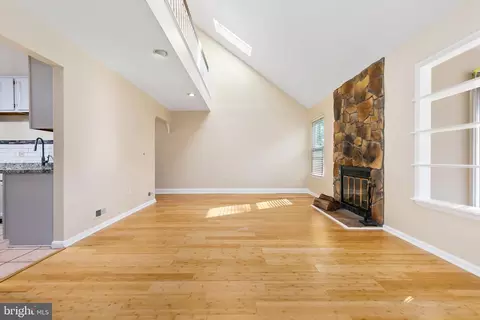 10011 Treetop Ln, Lanham, MD 20706 photo 8