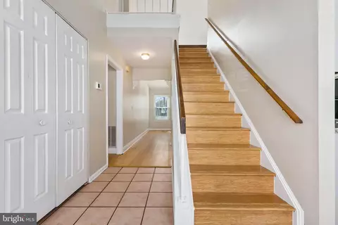 10011 Treetop Ln, Lanham, MD 20706 photo 4