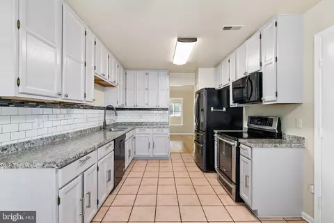 10011 Treetop Ln, Lanham, MD 20706 photo 14