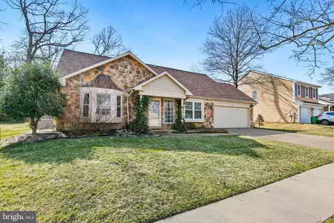10011 Treetop Ln, Lanham, MD 20706