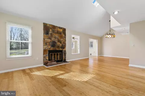 10011 Treetop Ln, Lanham, MD 20706 photo 6