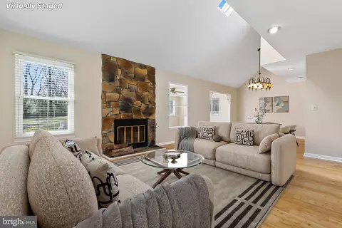 10011 Treetop Ln, Lanham, MD 20706 photo 5