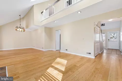 10011 Treetop Ln, Lanham, MD 20706 photo 3