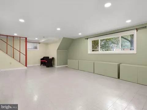Living - 7018 96th Pl, Lanham, MD 20706 photo 5 of 6