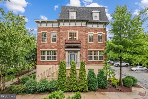 612 Overlook Park #82, Oxon Hill, MD 20745