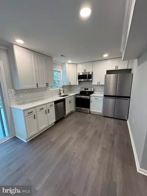 2802 Pin Oak Ln, Lanham, MD 20706 photo 3