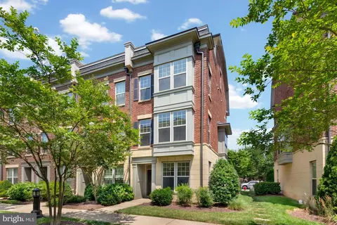 839 Regents Sq #352, Oxon Hill, MD 20745