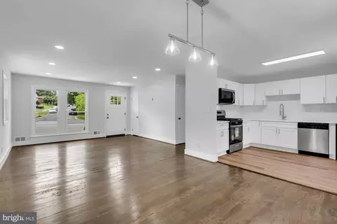 Living - 6407 96th Ave, Lanham, MD 20706 photo 2 of 4