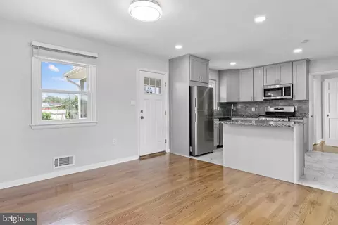 Living - 5912 Alan Dr, Clinton, MD 20735 photo 5 of 8