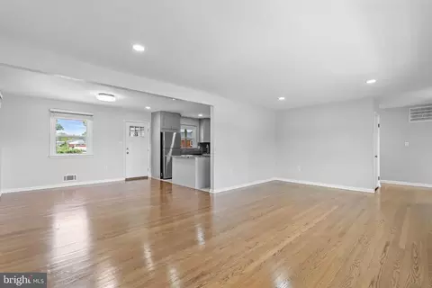 Living - 5912 Alan Dr, Clinton, MD 20735 photo 3 of 8