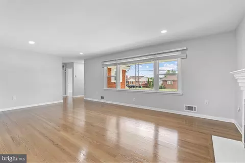 Living - 5912 Alan Dr, Clinton, MD 20735 photo 2 of 8