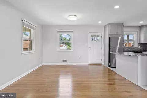 Living - 5912 Alan Dr, Clinton, MD 20735 photo 4 of 8