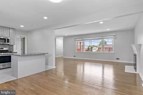 Living - 5912 Alan Dr, Clinton, MD 20735 photo 6 of 8
