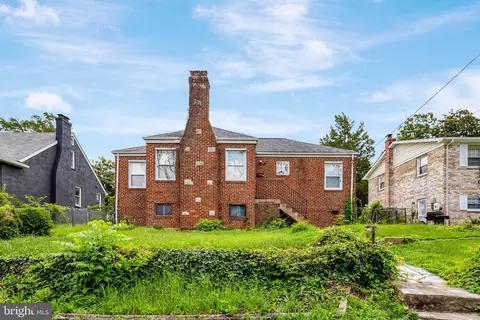 5810 Black Hawk Dr, Oxon Hill, MD 20745