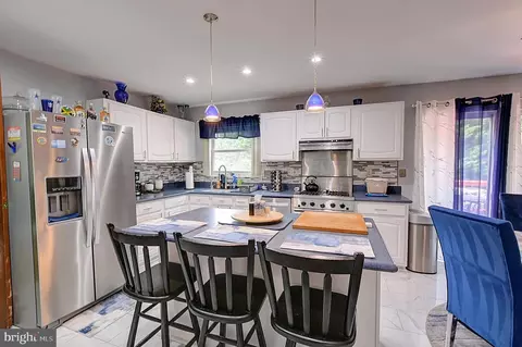 Kitchen - 8610 Briarcroft Ln, Laurel, MD 20708 photo 2 of 4