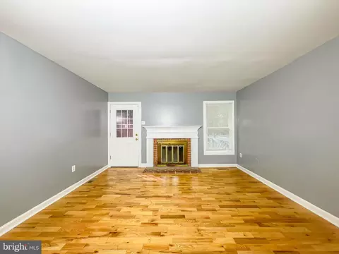 Living - 3703 Endicott Pl, Springdale, MD 20774 photo 2 of 9