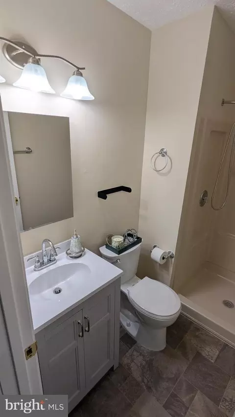Bath - 2708 Red Oak Ln, Lanham, MD 20706 photo 5 of 7