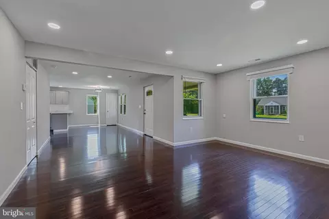 Living - 7522 Surratts Rd, Clinton, MD 20735 photo 1 of 2