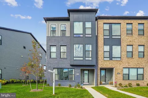 225 Summit Point Blvd, Bowie, MD 20716 photo 1