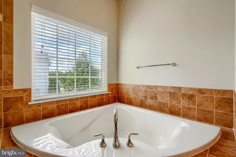 Bath - 7105 Solomons Ct, Brandywine, MD 20613 photo 4 of 9