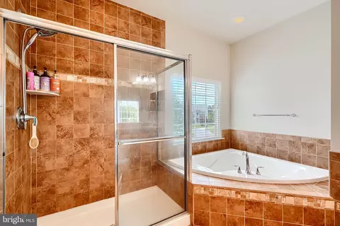 Bath - 7105 Solomons Ct, Brandywine, MD 20613 photo 5 of 9