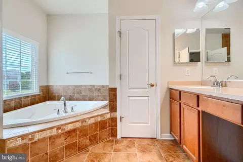 Bath - 7105 Solomons Ct, Brandywine, MD 20613 photo 3 of 9