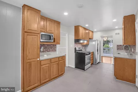 Entry Way - 4403 Kinmount Rd, Lanham, MD 20706 photo 2 of 4