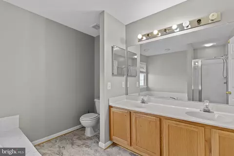 Bath - 9613 Quiet Brook Ln, Clinton, MD 20735 photo 2 of 5