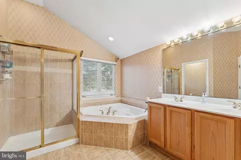 Bath - 8108 Whittham Dr, Brandywine, MD 20613 photo 4 of 6