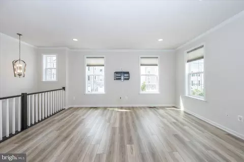 Living - 1013 Highpoint Trl, Laurel, MD 20707 photo 2 of 8