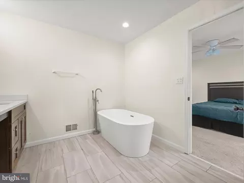 Bath - 8806 Admiral Dr, Laurel, MD 20708 photo 2 of 3