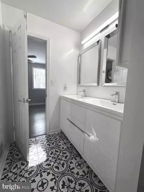 Bath - 9319 Creekview Dr, Laurel, MD 20708 photo 5 of 7