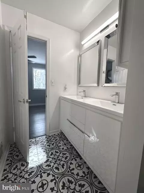 Bath - 9319 Creekview Dr, Laurel, MD 20708 photo 6 of 7