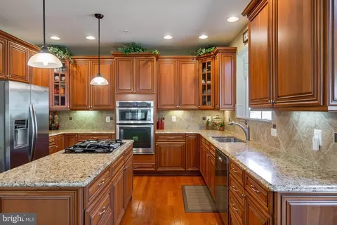Kitchen - 4204 Rolling Paddock Dr, Marlboro, MD 20772 photo 2 of 4