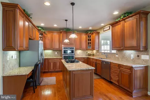 Kitchen - 4204 Rolling Paddock Dr, Marlboro, MD 20772 photo 3 of 4