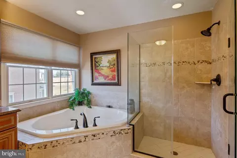Bath - 4204 Rolling Paddock Dr, Marlboro, MD 20772 photo 2 of 5