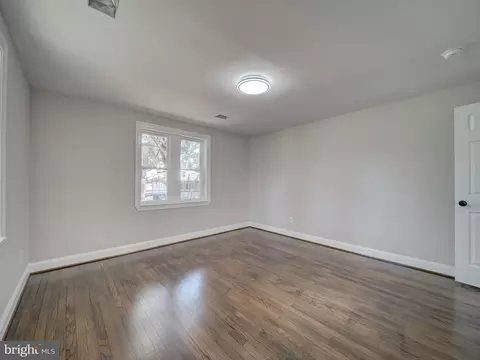 Bedroom - 401 Bryan Point Rd, Accokeek, MD 20607 photo 2 of 9
