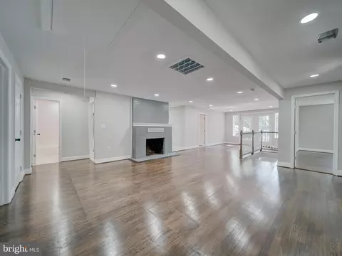 Living - 401 Bryan Point Rd, Accokeek, MD 20607 photo 4 of 9
