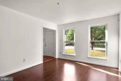 Living - 9902 Fox Run Dr, Clinton, MD 20735 photo 2 of 5