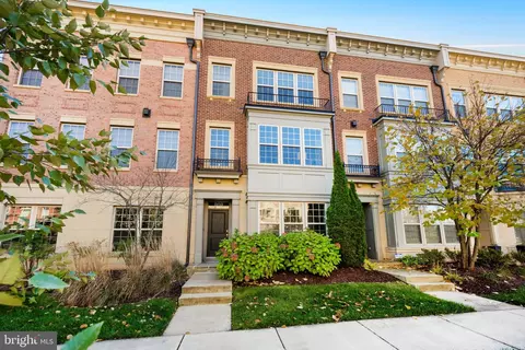 808 Admirals Way #303, Oxon Hill, MD 20745