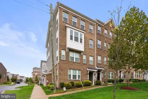 2701 Pinebrook Rd, Hyattsville, MD 20785