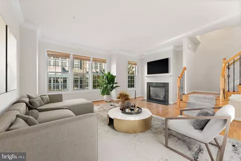 602 Overlook Park Dr, National Harbor, MD 20745