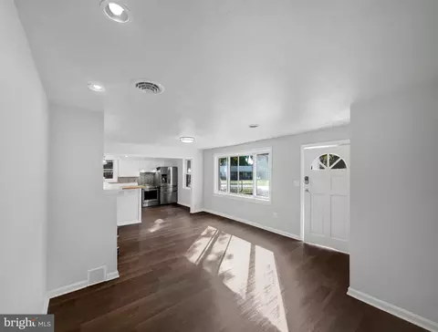 Living - 1101 Pine Ln, Accokeek, MD 20607 photo 3 of 6