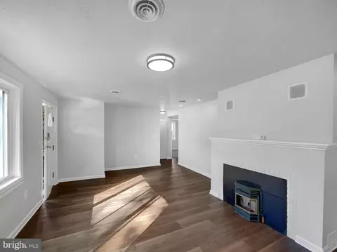 Living - 1101 Pine Ln, Accokeek, MD 20607 photo 4 of 6