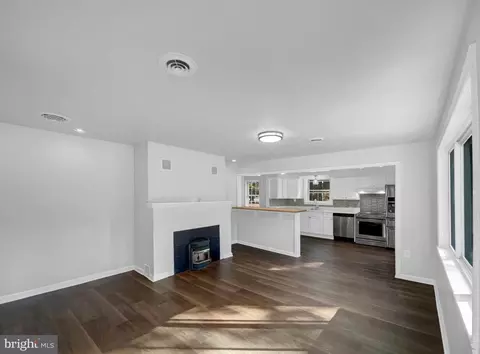 Living - 1101 Pine Ln, Accokeek, MD 20607 photo 2 of 6