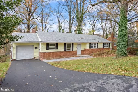 26 Lakeside Dr, Greenbelt, MD 20770