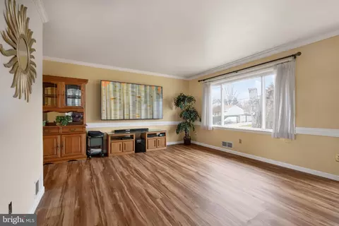 7507 Dover Ln, Lanham, MD 20706